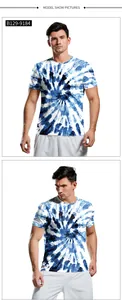 Detailansicht des Kurzarm-T-Shirts für Herren mit blau-weißem Tie-Dye-Musterdesign