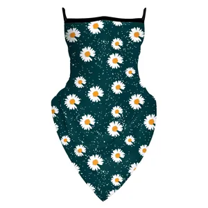 Détail du cache-col vert avec imprimé marguerites et boucles d'oreilles pour l'extérieur