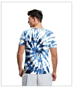 Detailansicht eines Herren-T-Shirts mit blau-weißem Spiral-Batikmuster auf der Rückseite