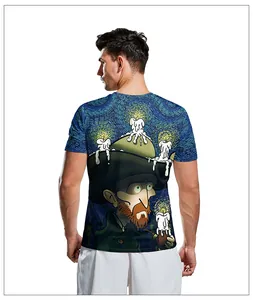 Makrodetail des Van Gogh Sternennacht Digitaldrucks auf dem Rücken eines Herren T-Shirts