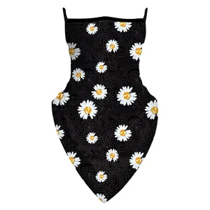 Détail du masque à boucles avec imprimés marguerites éclair et volutes