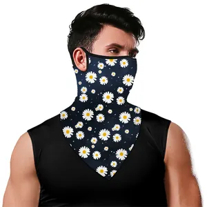 Détail du cache-col bleu à motif marguerites avec boucles d'oreilles pour le cyclisme