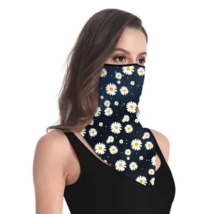 Détail du masque de masque solaire bleu avec motif de marguerites blanches et boucles