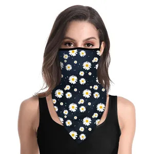Détail du cache-cou bleu avec imprimé marguerites et boucles d'oreilles pour le soleil