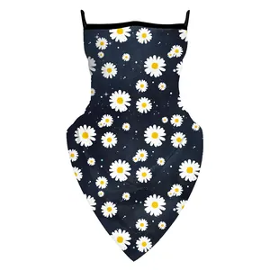 Détail du cache-col à boucles d'oreilles avec motifs de marguerites blanches sur tissu bleu