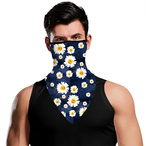 Détail du masque solaire bleu à boucles d'oreilles avec imprimé floral de marguerites