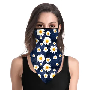 Détail du cache-col bleu marine à imprimé marguerites avec boucles d'oreilles