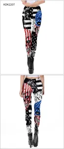 Detalle del estampado de la bandera americana y calavera en leggings elásticos