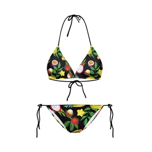Dettaglio bikini a due pezzi con stampa di frutta tropicale colorata su fondo nero
