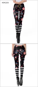 Detalle frontal y posterior de leggings con estampado de bandera americana y rayas negras