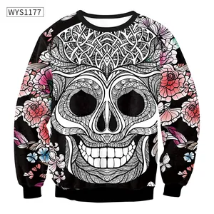 Detailaufnahme des Zuckerschädel-Prints mit bunten Blumen und Schmetterlingen auf dem Sweatshirt