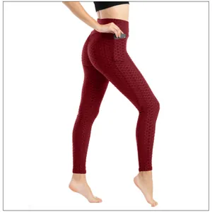 Dettaglio dei leggings da yoga bordeaux con trama a nido d'ape e tasche laterali
