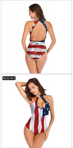 Détail du maillot de bain drapeau américain avec col montant et dos nu échancré