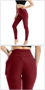 Dettaglio dei pantaloni da yoga rosso scuro a vita alta con trama a nido d'ape e tasche