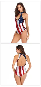 Détail du maillot de bain drapeau américain avec col découpé et dos nu élégant