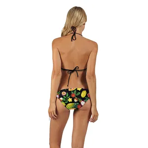 Vista posteriore di un bikini a due pezzi con stampe di frutti tropicali e allacciatura