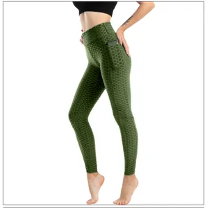 Dettaglio dei leggings yoga verde scuro a nido d'ape con vita alta e tasca laterale pratica
