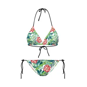 Dettaglio in piano di un set bikini con stampe tropicali di ibisco e palme