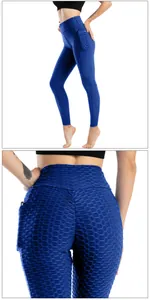 Dettaglio dei leggings yoga blu navy a nido d'ape con vita alta e tasche laterali per telefono