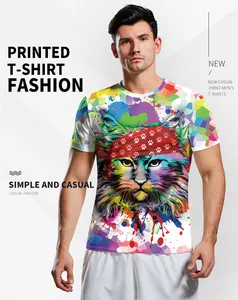 Détail de l'imprimé chat pop-art coloré sur le T-shirt d'été blanc pour hommes