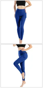 Dettaglio dei pantaloni da yoga blu scuro con trama a nido d'ape e tasche laterali