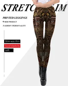 Détail de l'imprimé steampunk avec boucles métalliques et texture cuir sur le legging