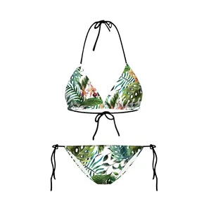 Dettaglio flat lay del bikini con stampa tropicale di foglie di palma e orchidee