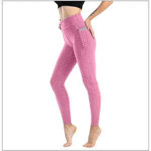 Dettaglio della trama a nido d'ape rosa sui leggings da yoga a vita alta con tasche laterali