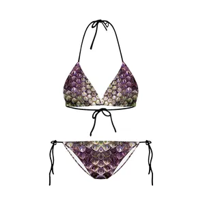 Dettaglio della stampa a squame di sirena viola e verde su questo set bikini a due pezzi