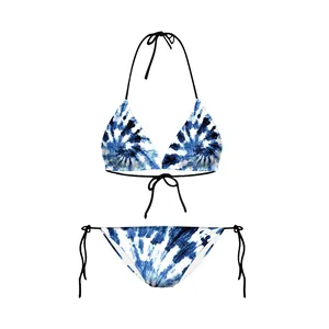 Gros plan sur un ensemble bikini tie-dye bleu et blanc avec haut licou et liens latéraux