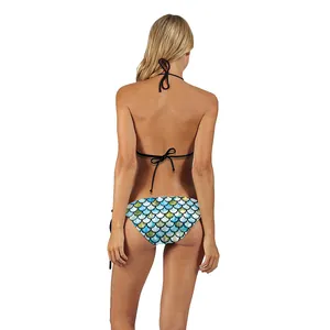 Dettaglio del bikini con stampa a squame di sirena e top nero allacciato sul retro