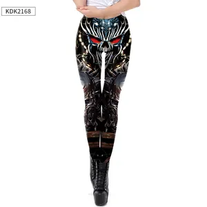 Détail de l'imprimé crâne 3D sur legging punk noir avec des bottes à semelles compensées