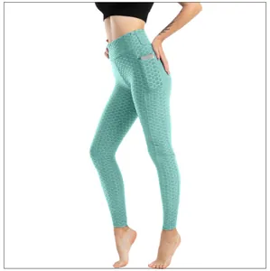 Dettaglio di leggings yoga a vita alta verde acqua con trama a nido d'ape e tasca laterale