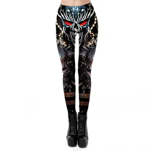 Détail de legging taille haute avec imprimé crâne gothique et motifs biomécaniques 3D