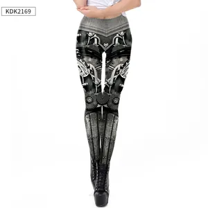 Détail de legging steampunk avec imprimé 3D d'engrenages mécaniques et motifs industriels