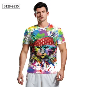 Détail d'un t-shirt pour homme avec imprimé chat 3D coloré et motif abstrait