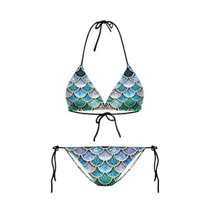 Dettaglio del bikini a sirena con stampe a squame blu, ciano e viola e linee dorate