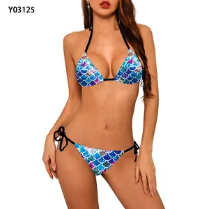 Dettaglio bikini a due pezzi con stampa a squame di sirena blu-viola e lacci laterali