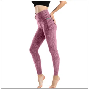 Dettaglio macro dei leggings yoga con trama a nido d'ape e tasca laterale rosa