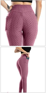 Dettaglio dei leggings da yoga a vita alta con trama a nido d'ape e tasche laterali