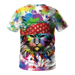 Détail de l'imprimé chat 3D coloré avec bandana à pattes rouges sur T-shirt manches courtes