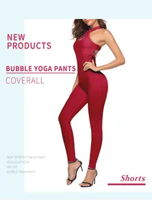 Détail d'une combinaison de yoga rouge dos nu avec texture bulle et effet push-up fessier