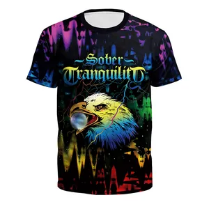 Détail de l'imprimé aigle 3D et du texte Sober Tranquility sur un t-shirt manches courtes