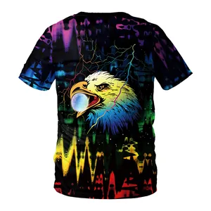 Détail de l'imprimé aigle 3D avec des ondulations colorées psychédéliques sur t-shirt homme