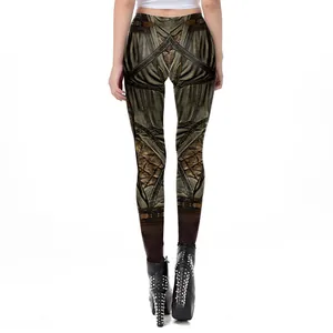 Détail de leggings à imprimé armure médiévale 3D avec sangles et boucles métalliques