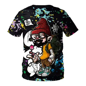 Gros plan du motif graffiti street art avec personnage barbu sur un t-shirt noir