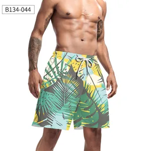 Dettaglio dei pantaloncini da spiaggia da uomo con motivo a palma tropicale e coulisse bianca