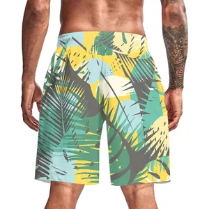 Dettaglio del motivo con foglie di palma e vita elastica su pantaloncini da mare uomo