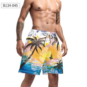 Dettaglio della stampa tropicale con palme e cordoncino bianco degli shorts da mare