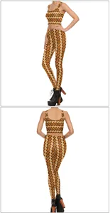 Dettaglio del set crop top e leggings da donna con stampa a trama intrecciata marrone 3D